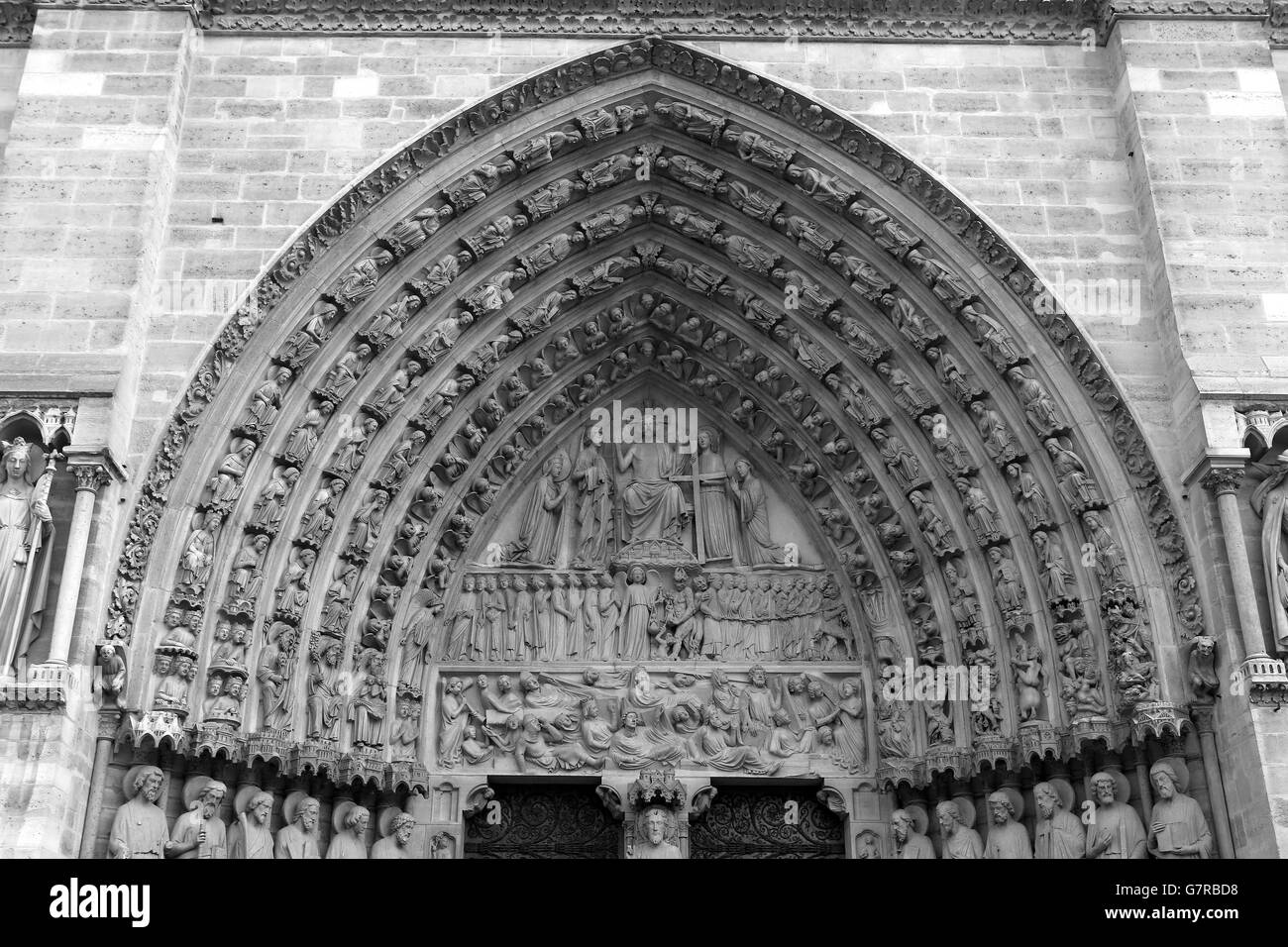 Travel Stock - Parigi. Dettaglio di una porta alla cattedrale di Notre Dame a Parigi, Francia. Foto Stock