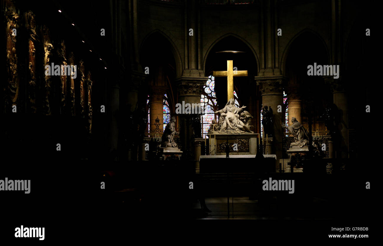 Una vista generale all'interno della cattedrale di Notre Dame a Parigi, Francia. Foto Stock