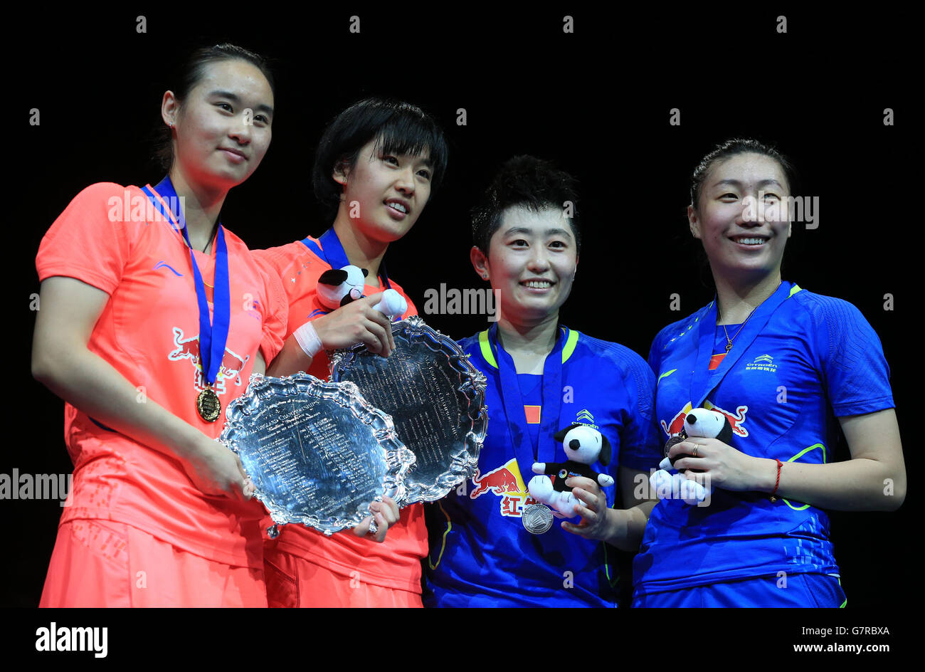 Cina Bao Yixin (a sinistra) e Cina Tang Yuanting (seconda a sinistra) Festeggia la vittoria delle loro doppie donne nello Yonex All England Aperto nel 2015 su Wang Xiaoli e Yu Yang in Cina Foto Stock
