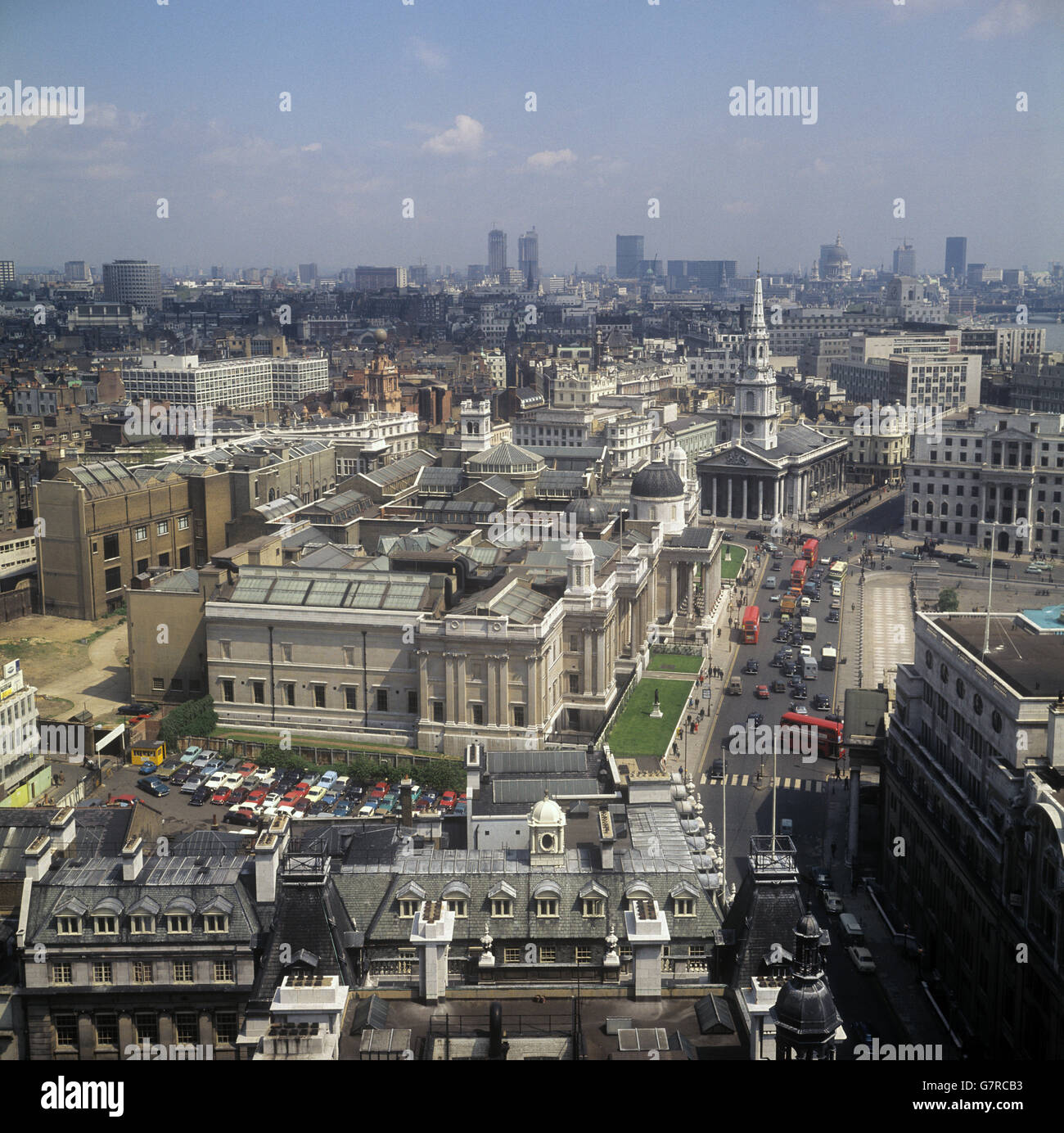 Londra dalla torre della New Zealand House, guardando verso Trafalgar Square, la National Gallery sulla sinistra, St Martin-in-the Fields Church (di fronte), il Tamigi sullo sfondo e la Cattedrale di St Paul dwarfed dallo skyline dei grattacieli della città. Foto Stock
