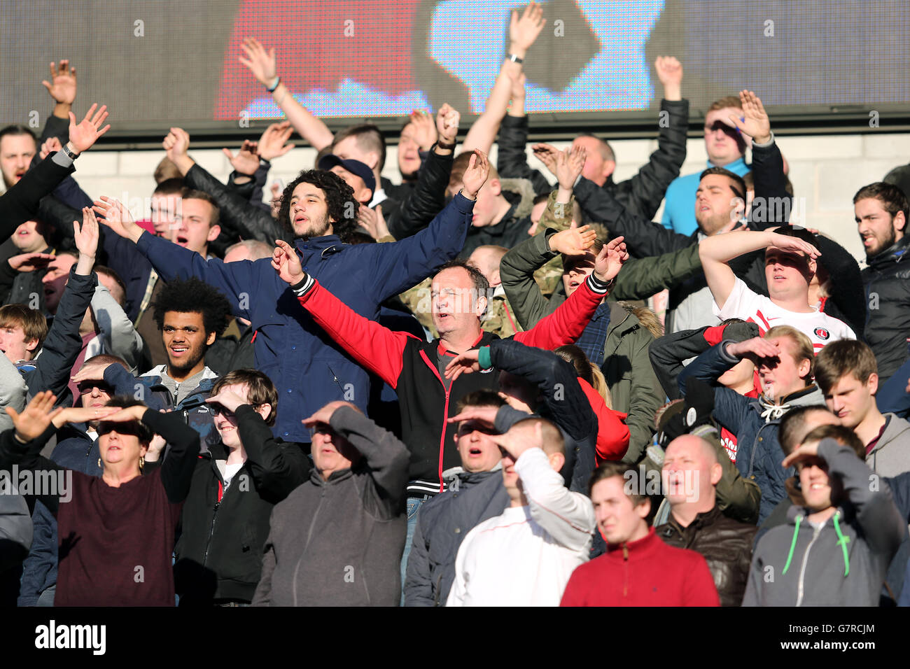 Tifosi di Charlton Athletic negli stand della città di Cardiff Stadio Foto Stock