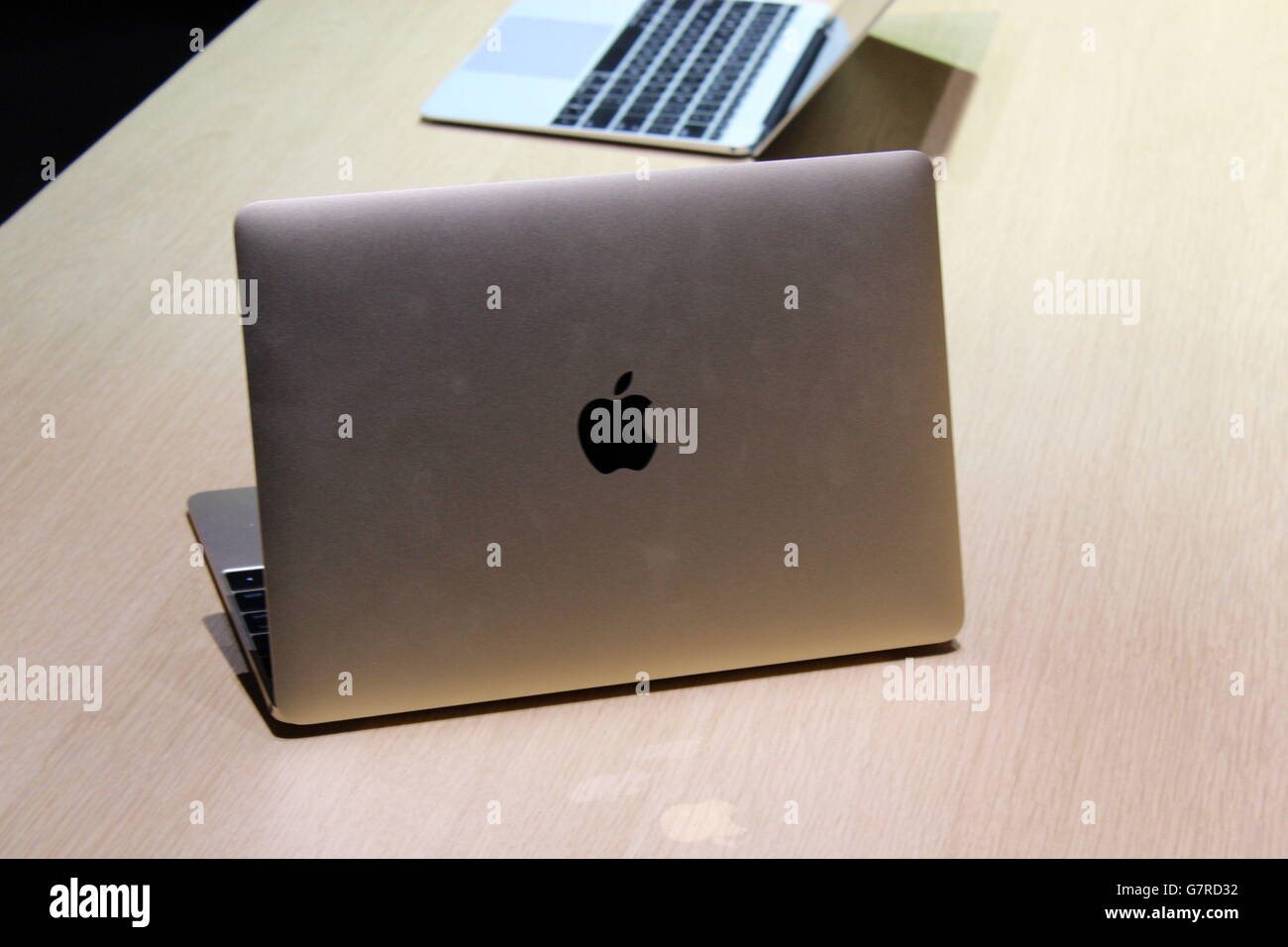 Il nuovo MacBook viene provato in occasione di un evento Apple a Berlino, in Germania, dopo che la società di computer ha presentato nuovi prodotti. Foto Stock