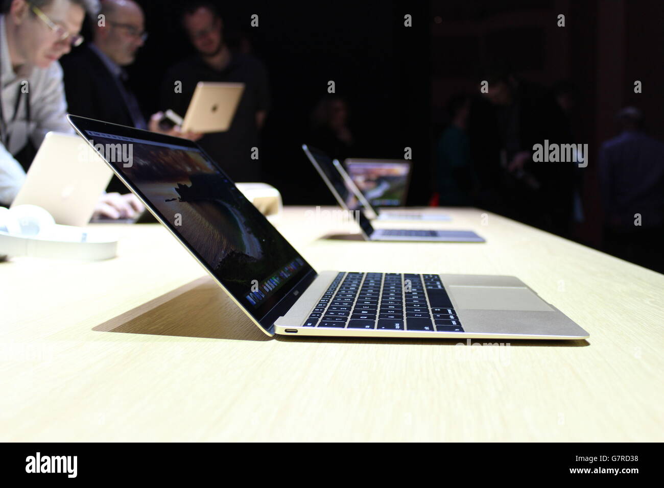 Il nuovo MacBook viene provato in occasione di un evento Apple a Berlino, in Germania, dopo che la società di computer ha presentato nuovi prodotti. Foto Stock
