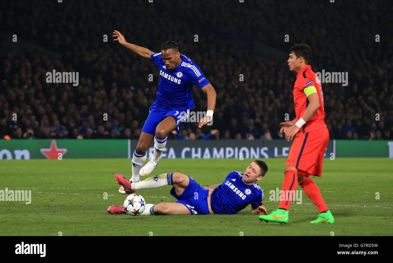 Didier Droba e Gary Cahill di Chelsea (al piano) entrambi vanno per la palla Foto Stock