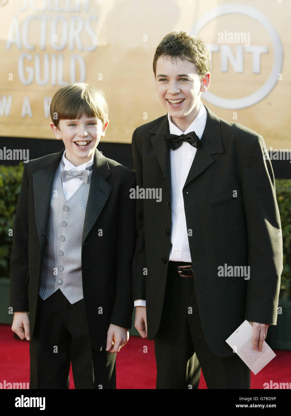 Freddy Highmore (L) e Joe Prospero, star del film 'Finding Neverland'. Foto Stock