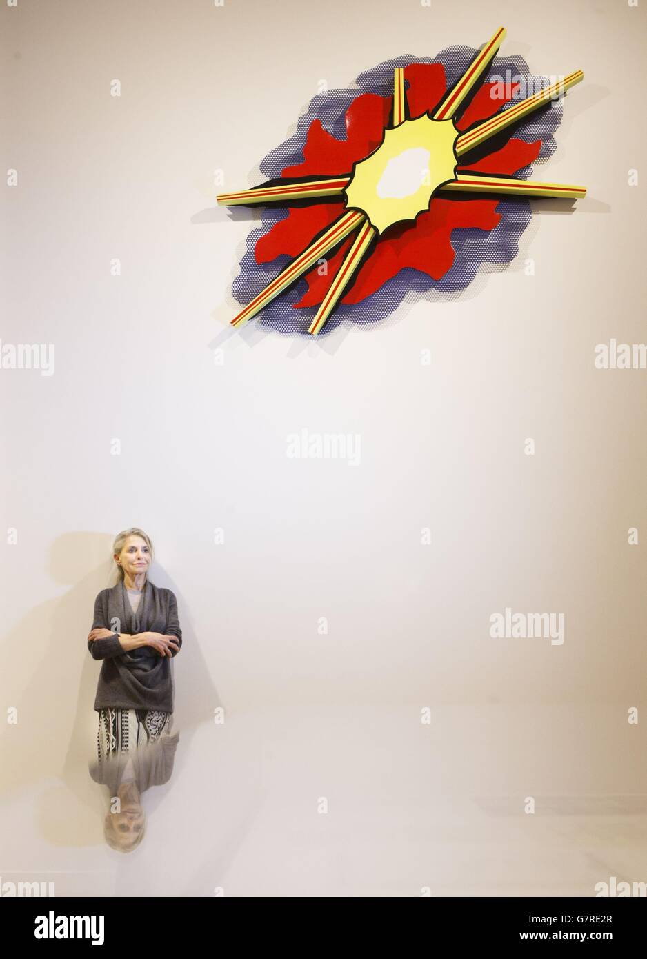 Dorothy Lichtenstein, vedova dell'artista pop americano Roy Lichtenstein, è raffigurata con un lavoro del Lichtenstein intitolato 'Wall Explosion II', parte della mostra 'Reflection: A series of Changing Displays of Contemporary Art' alla Scottish Gallery of Modern Art di Edimburgo. Foto Stock