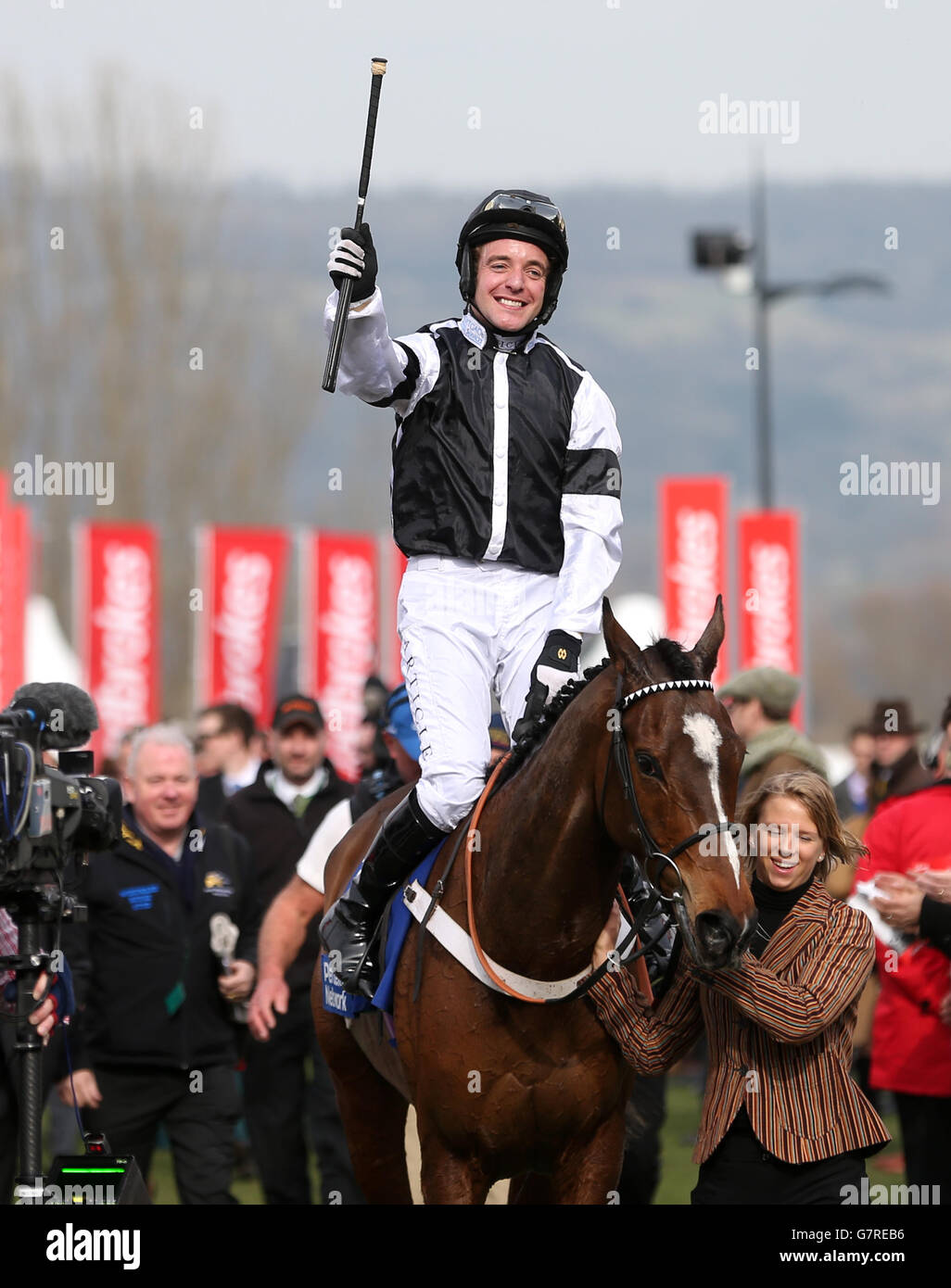 Andrew Tinkler celebra la vittoria della finale di Pertemps Network su Call the Cops, il giorno di San Patrizio durante il Cheltenham Festival all'ippodromo di Cheltenham. Foto Stock