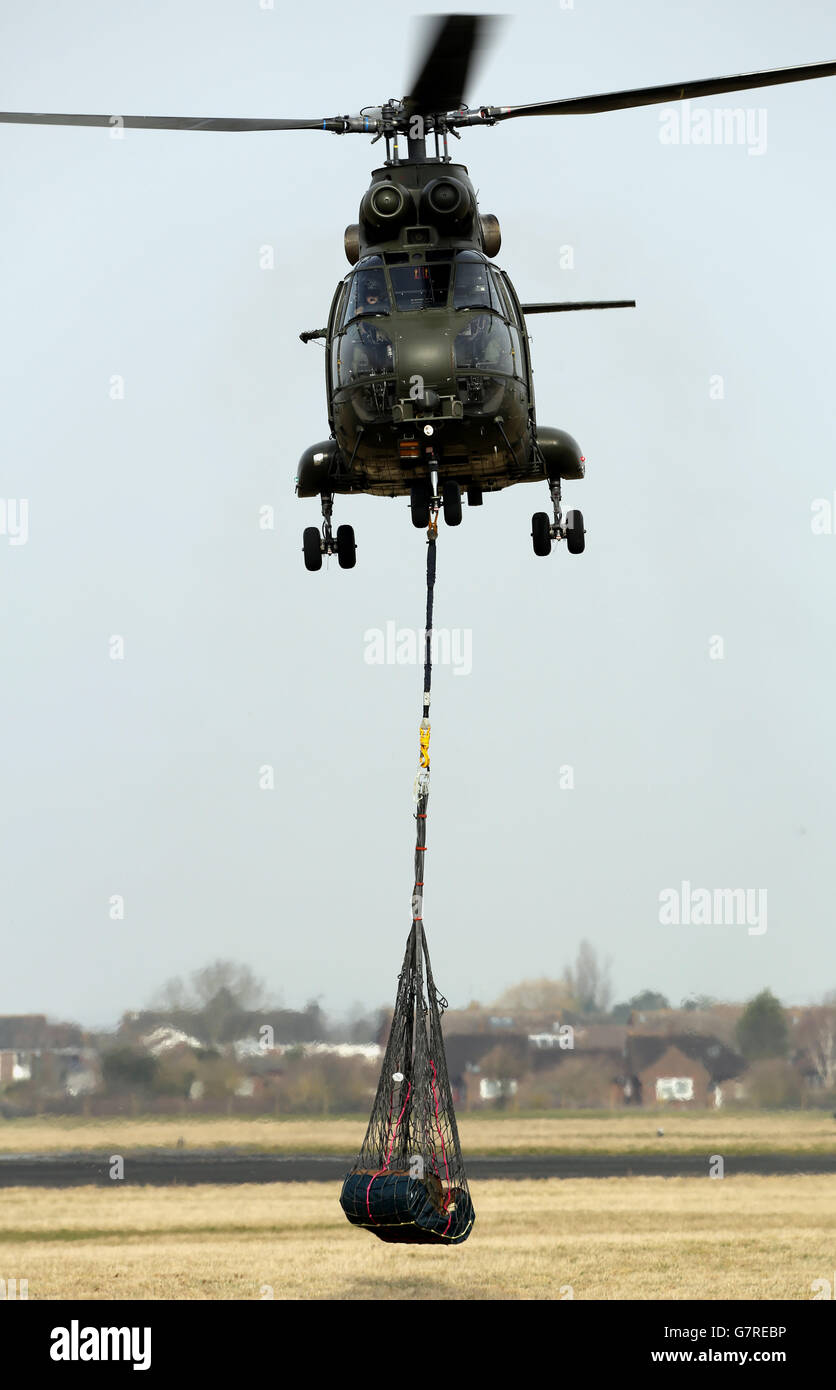 Un elicottero RAF Puma si esibisce durante una dimostrazione al RAF Benson nell'Oxfordshire. Foto Stock