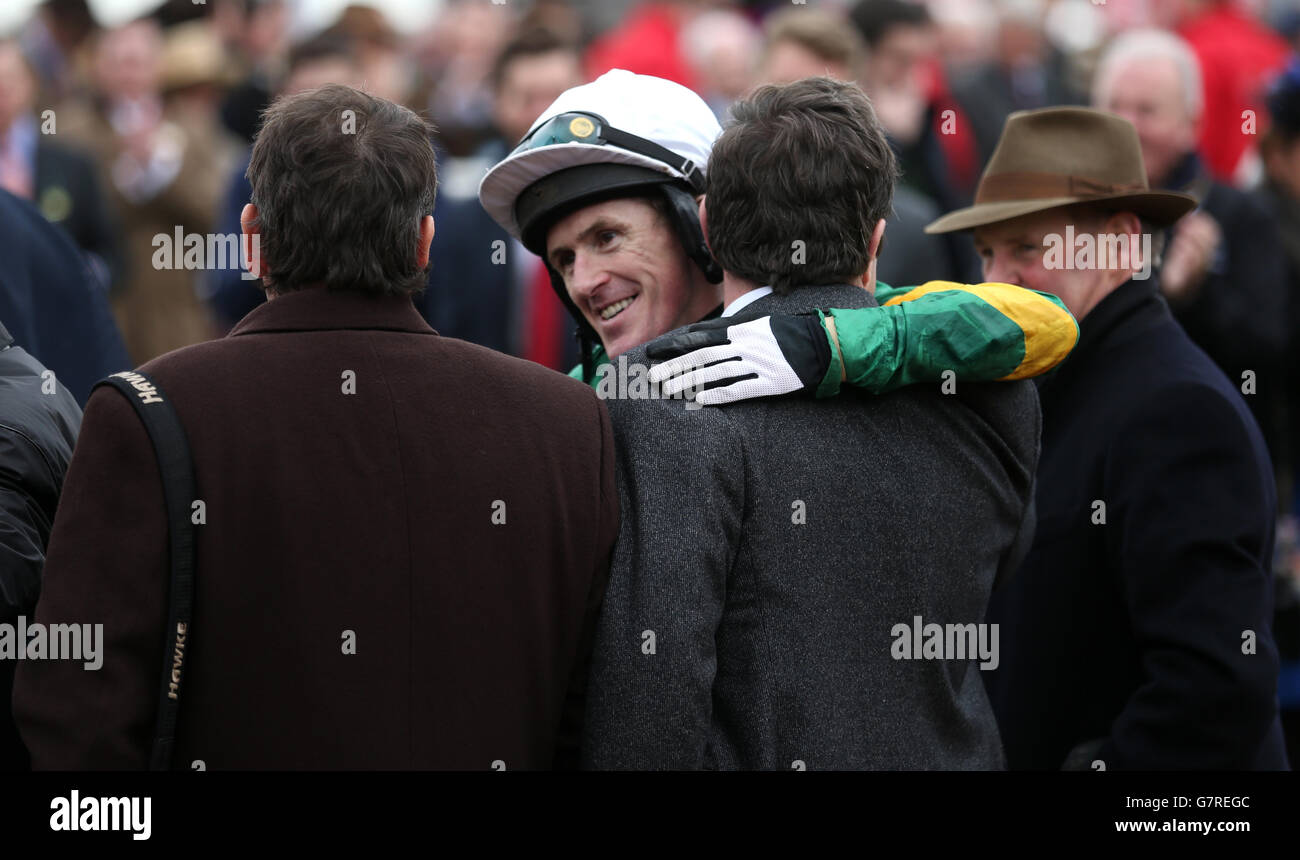 Tony McCoy celebra la vittoria del Ryanair Chase su Uxizandre, il giorno di San Patrizio durante il Cheltenham Festival all'ippodromo di Cheltenham. PREMERE ASSOCIAZIONE foto. Data immagine: Giovedì 12 marzo 2015. Guarda la storia della PA DI CHELTENHAM. Il credito immagine dovrebbe essere: David Davies/PA Wire. Foto Stock