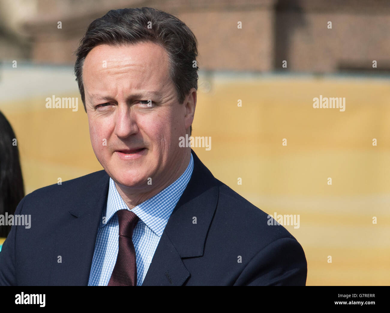 Il primo ministro David Cameron durante la presentazione della statua di Mahatma Gandhi in Piazza del Parlamento, Londra. Foto Stock