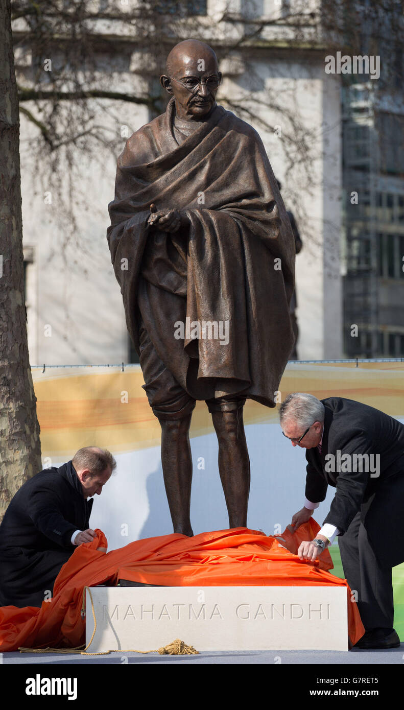 La presentazione della statua di Mahatma Gandhi in Piazza del Parlamento, Londra. Foto Stock