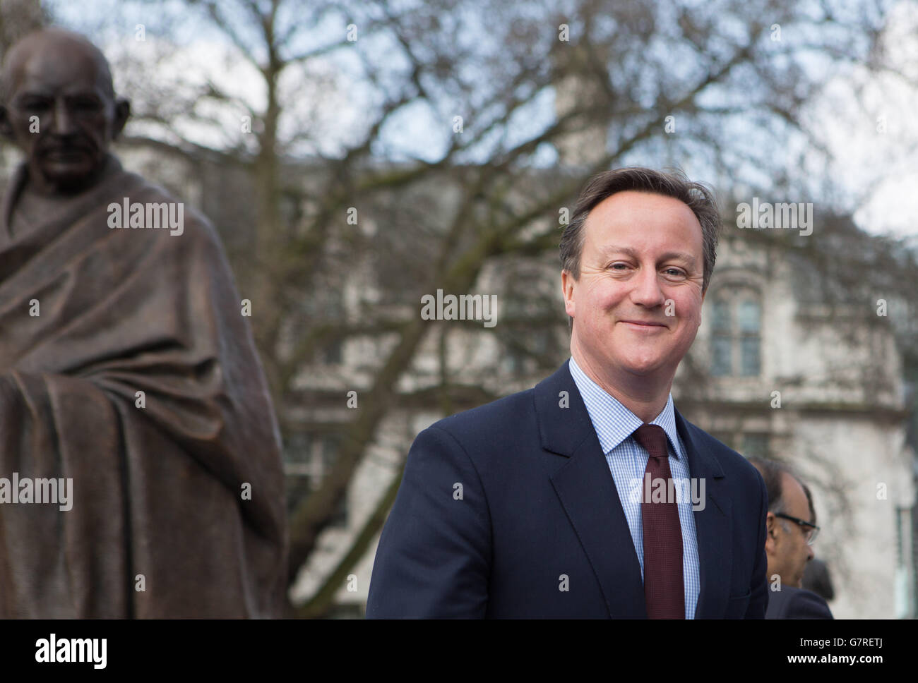 Il primo ministro David Cameron durante la presentazione della statua di Mahatma Gandhi in Piazza del Parlamento, Londra. Foto Stock