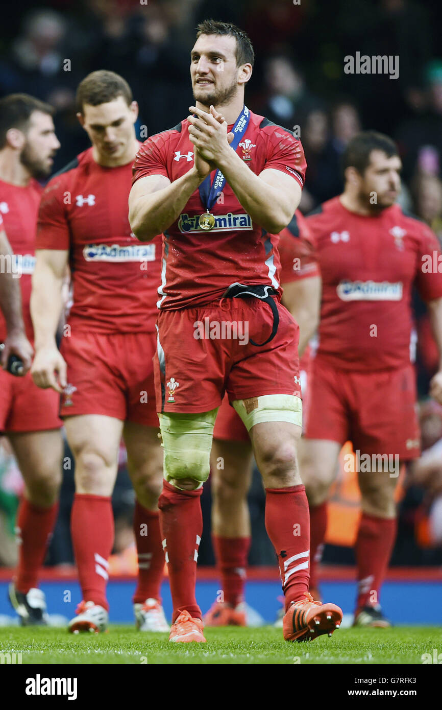 Rugby Union - 2015 RBS 6 Nations - Galles / Irlanda - Millennium Stadium. Il capitano del Galles Sam Warburton celebra la vittoria dopo la partita delle 6 Nazioni RBS al Millennium Stadium di Cardiff. Foto Stock