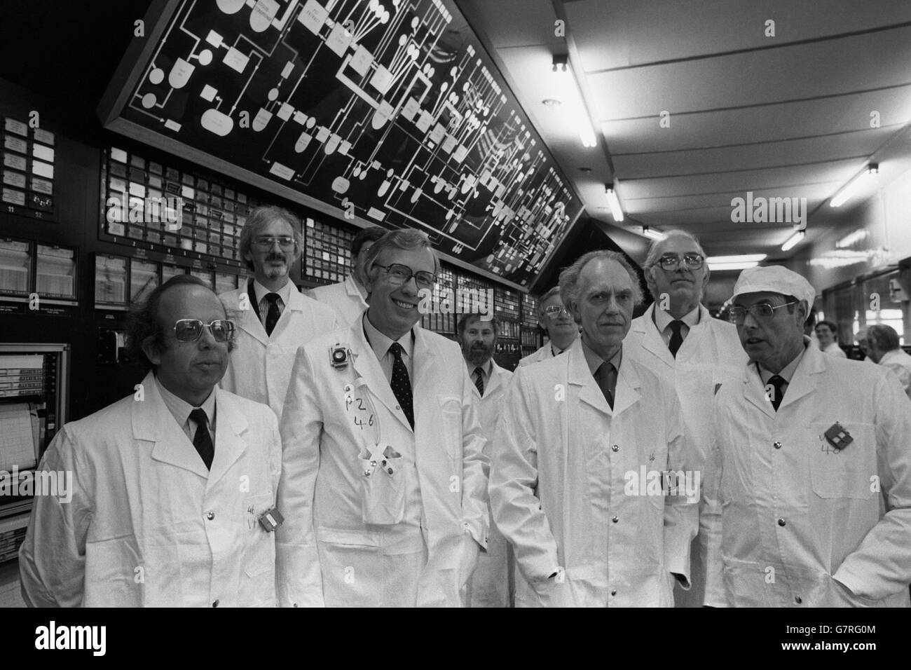 John Hall (3° a sinistra), responsabile lavori dell'impianto di separazione B205 di Sellafield, nella sala di controllo dell'impianto, con membri del team di inchiesta che hanno avviato un'importante indagine sulla sicurezza presso il sito a seguito di vari incidenti. Jim Hannaford, capo del team di inchiesta, (3° a destra) con alcuni dei membri del suo team, Brian Spoonley (l) e Tony Driscoll (r). Foto Stock