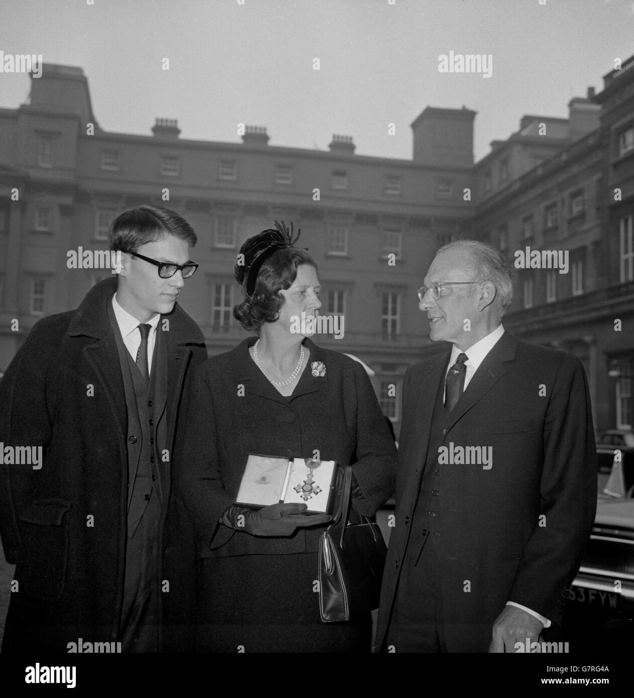 Yachting - Francis Chichester - investitura regale - Buckingham Palace Foto Stock