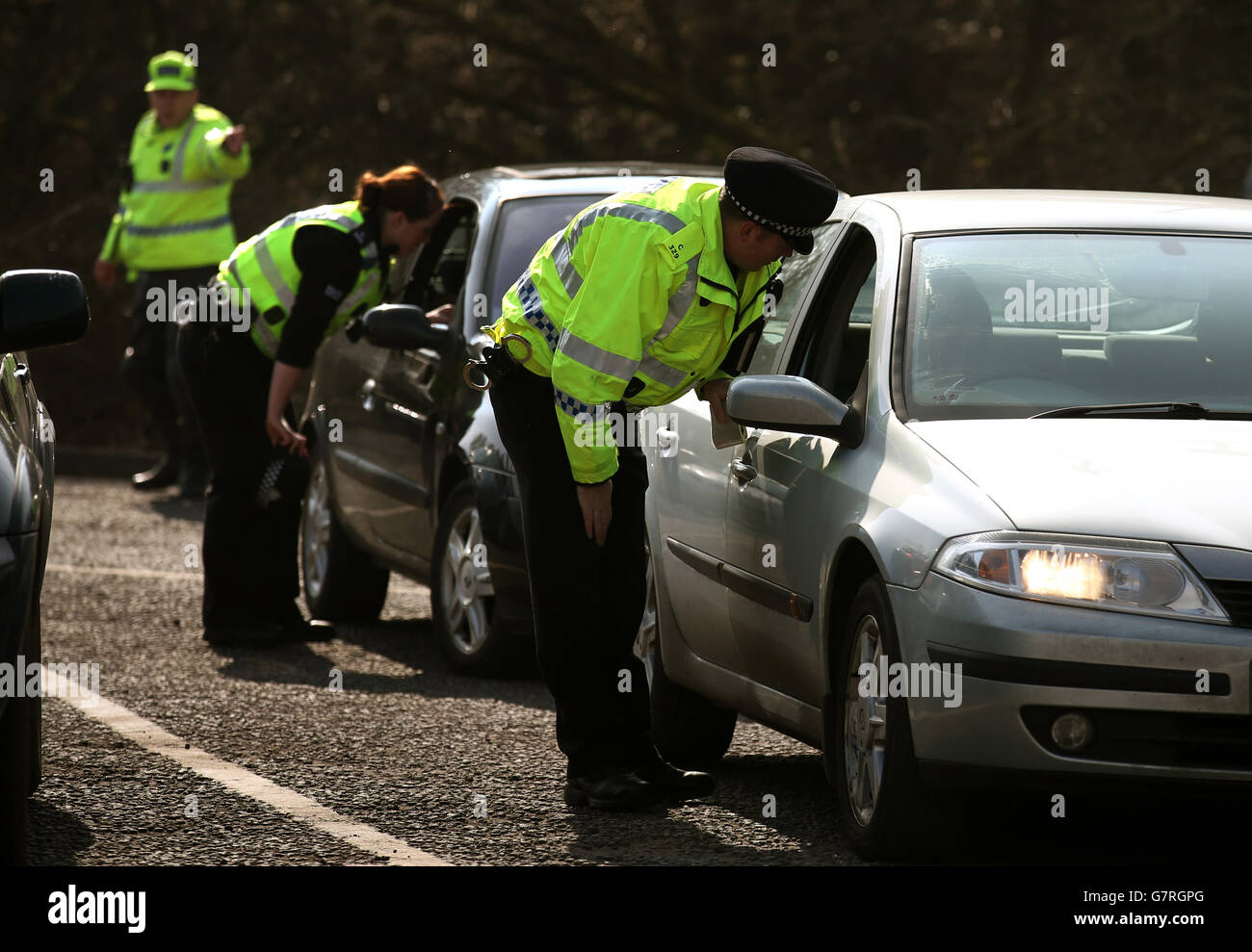 Gli agenti di polizia controllano i veicoli in una campagna di polizia stradale operazione Westlock a Stirling, come capo della polizia scozzese Constable Sir Stephen House visita il driver and Vehicle Standards Agency (DVSA) punto di ispezione dei veicoli a Craigforth. Foto Stock