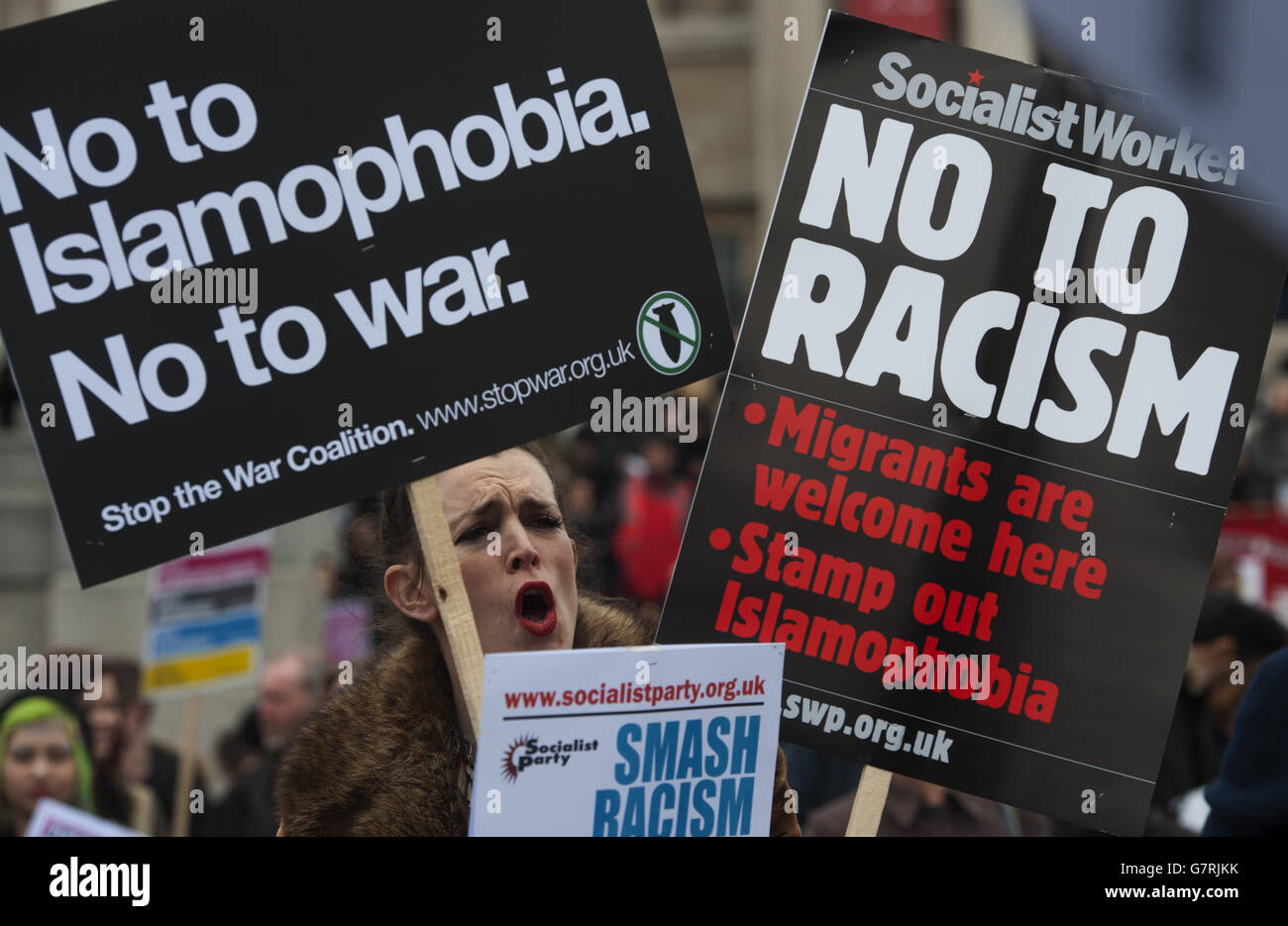 Manifestanti durante la manifestazione nazionale Stand Up to Racism e Fascism a Trafalgar Square, Londra. Foto Stock
