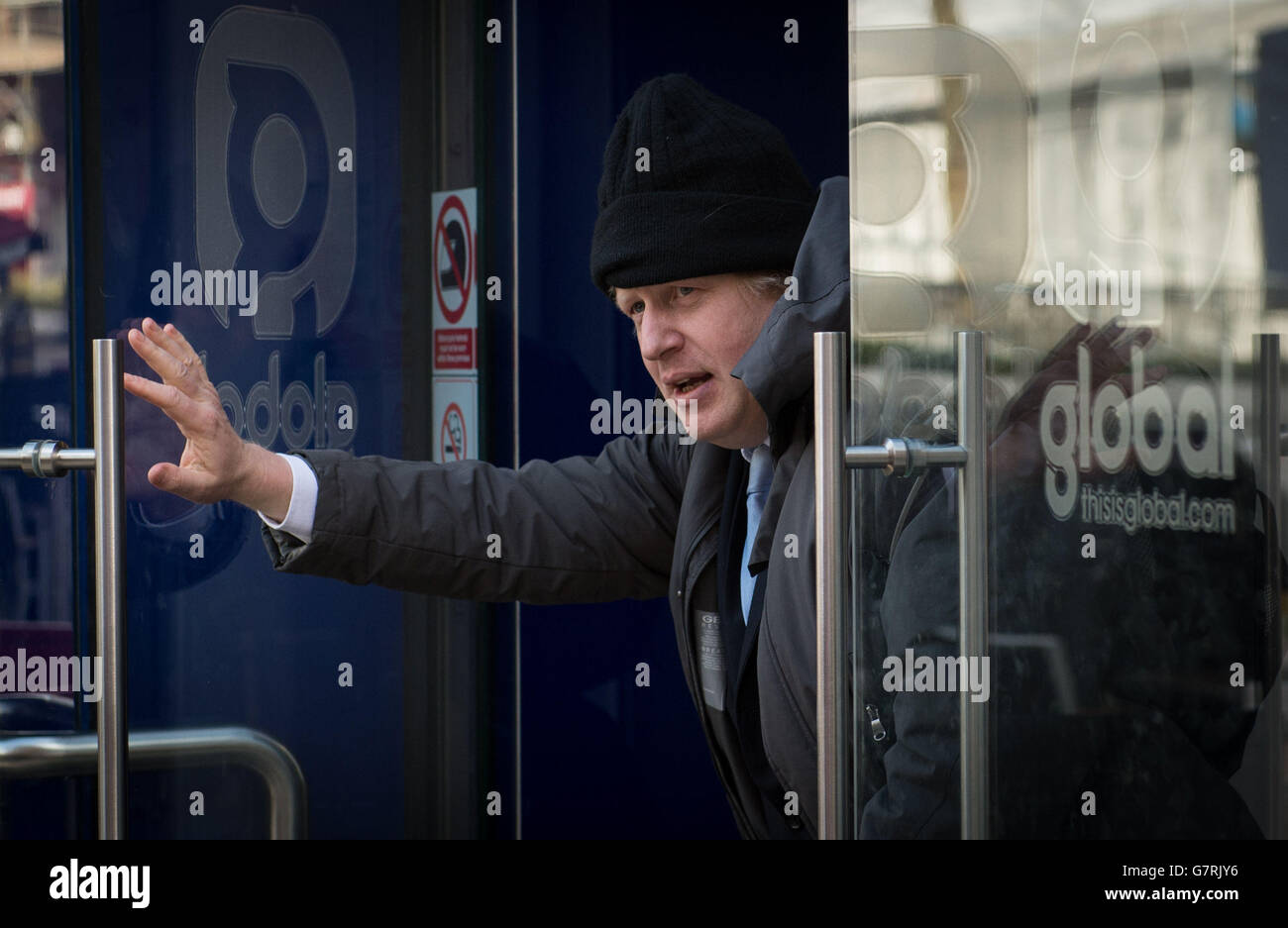 Il sindaco di Londra Boris Johnson lascia gli studi della Global radio nel centro di Londra dopo aver presentato regolarmente il suo programma di telefonate per la radio LBC in seguito a David Cameron ha commentato che sta escludendo un terzo mandato come primo Ministro. Foto Stock
