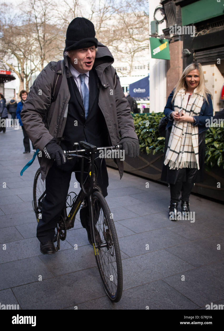 Sindaco di Londra Boris Johnson in bicicletta, lasciando gli studi della Global radio nel centro di Londra, dopo aver presentato regolarmente il suo programma telefonico per la radio LBC, dopo che David Cameron ha commentato che sta escludendo un terzo mandato come primo Ministro. Foto Stock