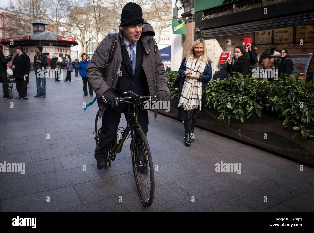 Sindaco di Londra Boris Johnson in bicicletta, lasciando gli studi della Global radio nel centro di Londra, dopo aver presentato regolarmente il suo programma telefonico per la radio LBC, dopo che David Cameron ha commentato che sta escludendo un terzo mandato come primo Ministro. Foto Stock