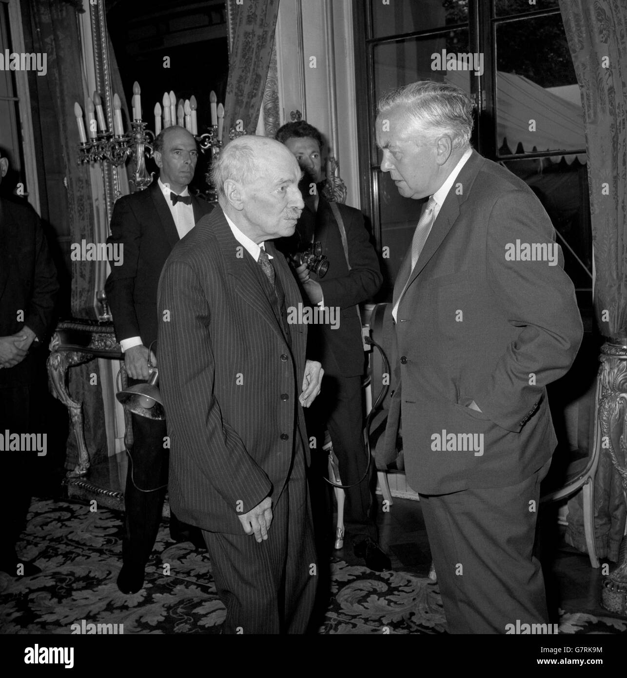 Lord Attlee, primo ministro laburista del dopoguerra, ha parlato con il primo ministro Harold Wilson all'accoglienza del governo data a Lancaster House, Londra, in occasione del 700° anniversario del Parlamento. Foto Stock