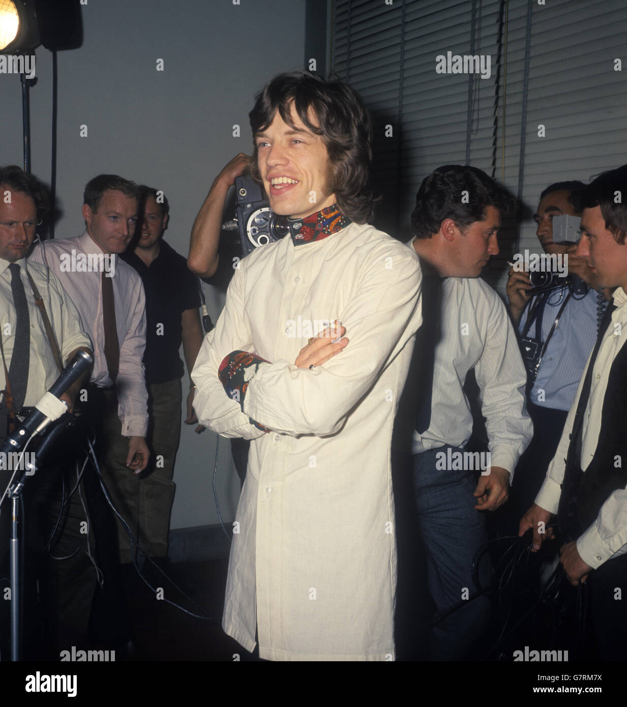 Mick Jagger, della Rolling Stones, in pantaloni in raso viola, giacca biancastra con colletto e bracciale ricamati rosso, giallo e verde, in occasione di una conferenza stampa di Londra dove annuncia che la sua condanna alla droga è stata schiacciata. Foto Stock