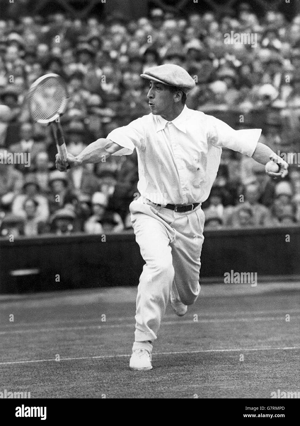 Tennis - 1928 campionati di Wimbledon - Uomini Singoli - Quarti di Finale - Rene Lacoste v Umberto De Morpurgo - Tutti England Lawn... Foto Stock