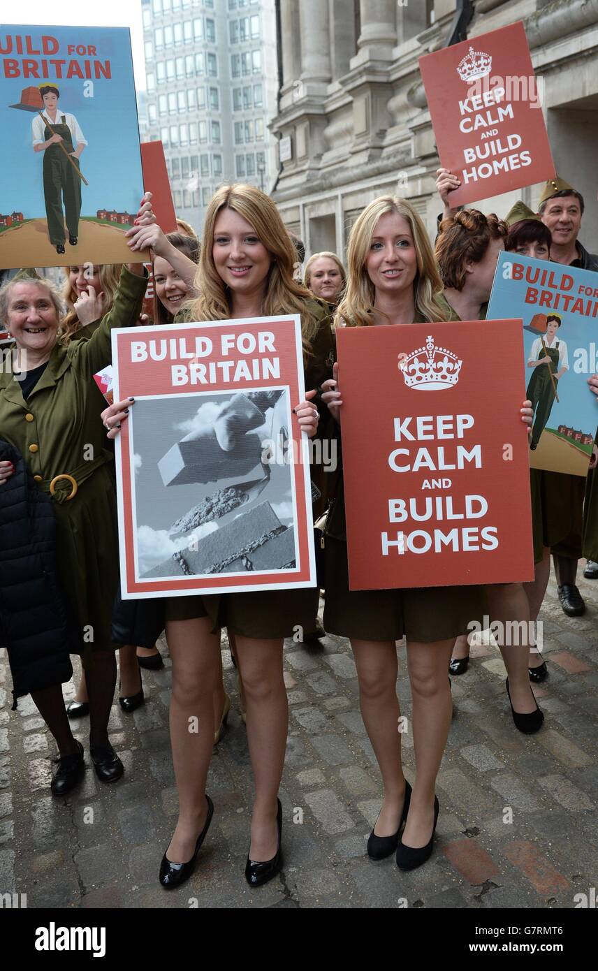 I sostenitori della costruzione di più case in Gran Bretagna vestono in abiti anni '40 quando arrivano alle Homes per il rally britannico a Londra oggi. Foto Stock