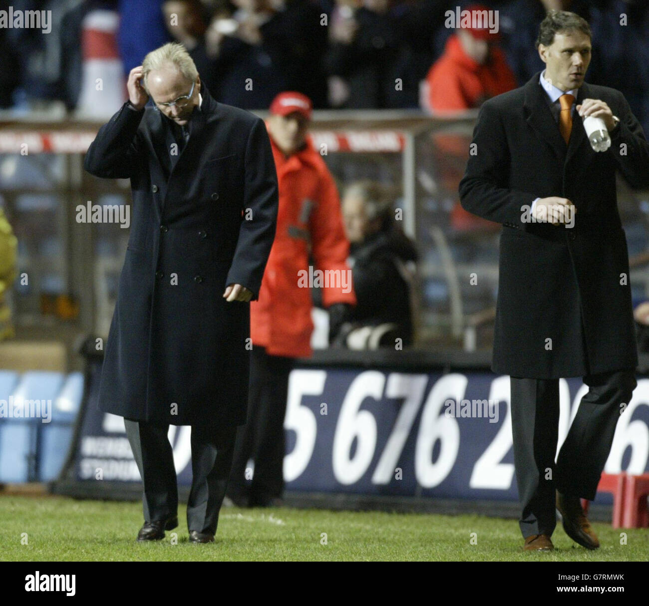 Calcio - Internazionale amichevole - Inghilterra / Olanda - Villa Park. Il manager inglese Sven Goran Eriksson (L) mostra la sua deiezione dopo un disegno del 0-0, mentre il manager olandese Marco Van Basten si occupa. Foto Stock