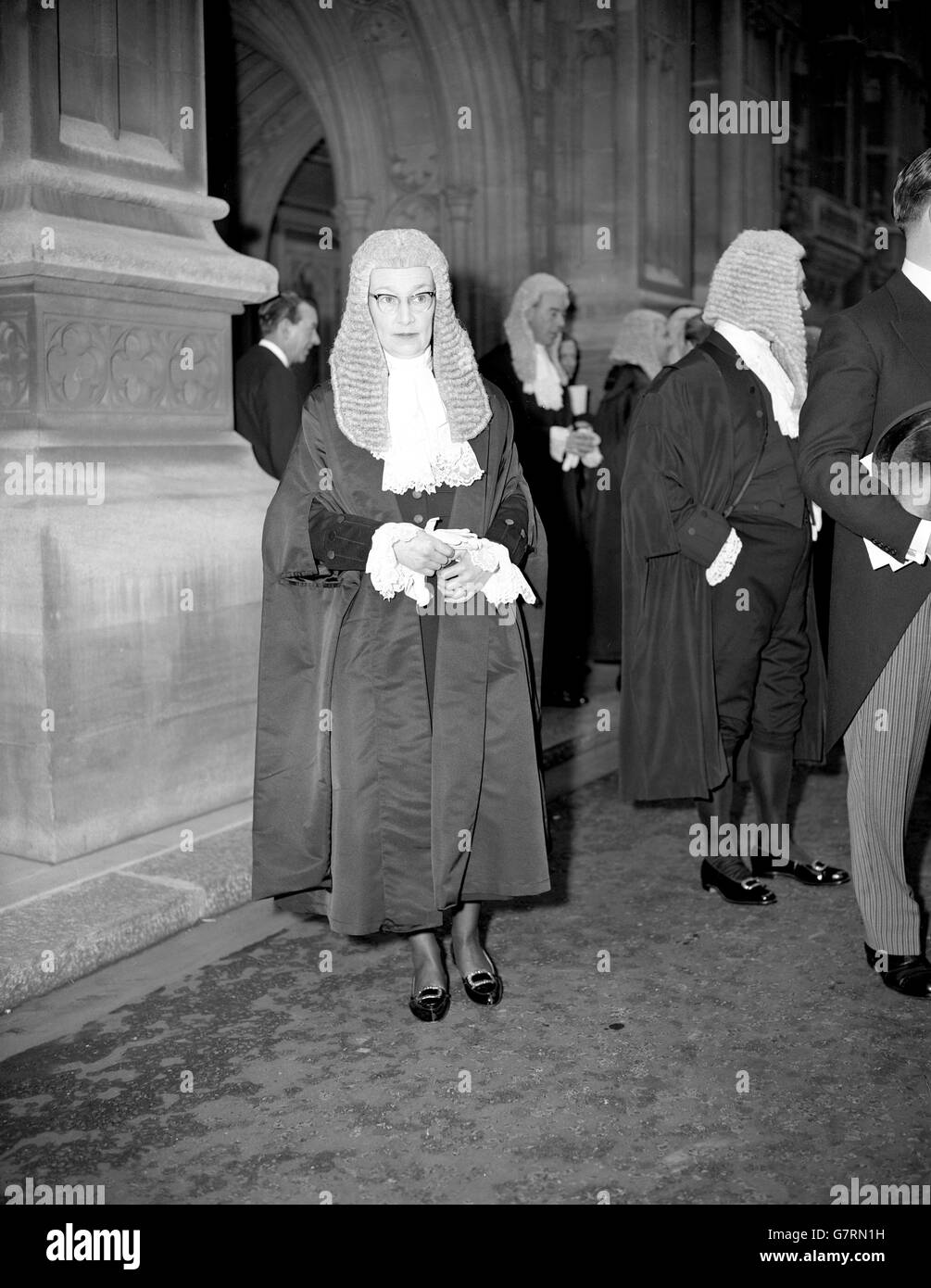 Elizabeth Kathleen Lane, QC, è stata raffigurata dopo aver partecipato alla cerimonia di giuramento presso la Camera dei Lord di Londra. La sig.ra Lane è una delle più conosciute barristers di corte criminale in Inghilterra, chiamata per la prima volta al bar in 1940, è la moglie di Henry Jerrold Randall Lane il barrister. La onorevole Lane è stata la prima donna a comparire in un appello per omicidio alla Camera dei Lord 14 anni fa. Ha sostenuto, senza successo, Leonard Holmes, un ex soldato accusato di aver ucciso sua moglie. Foto Stock
