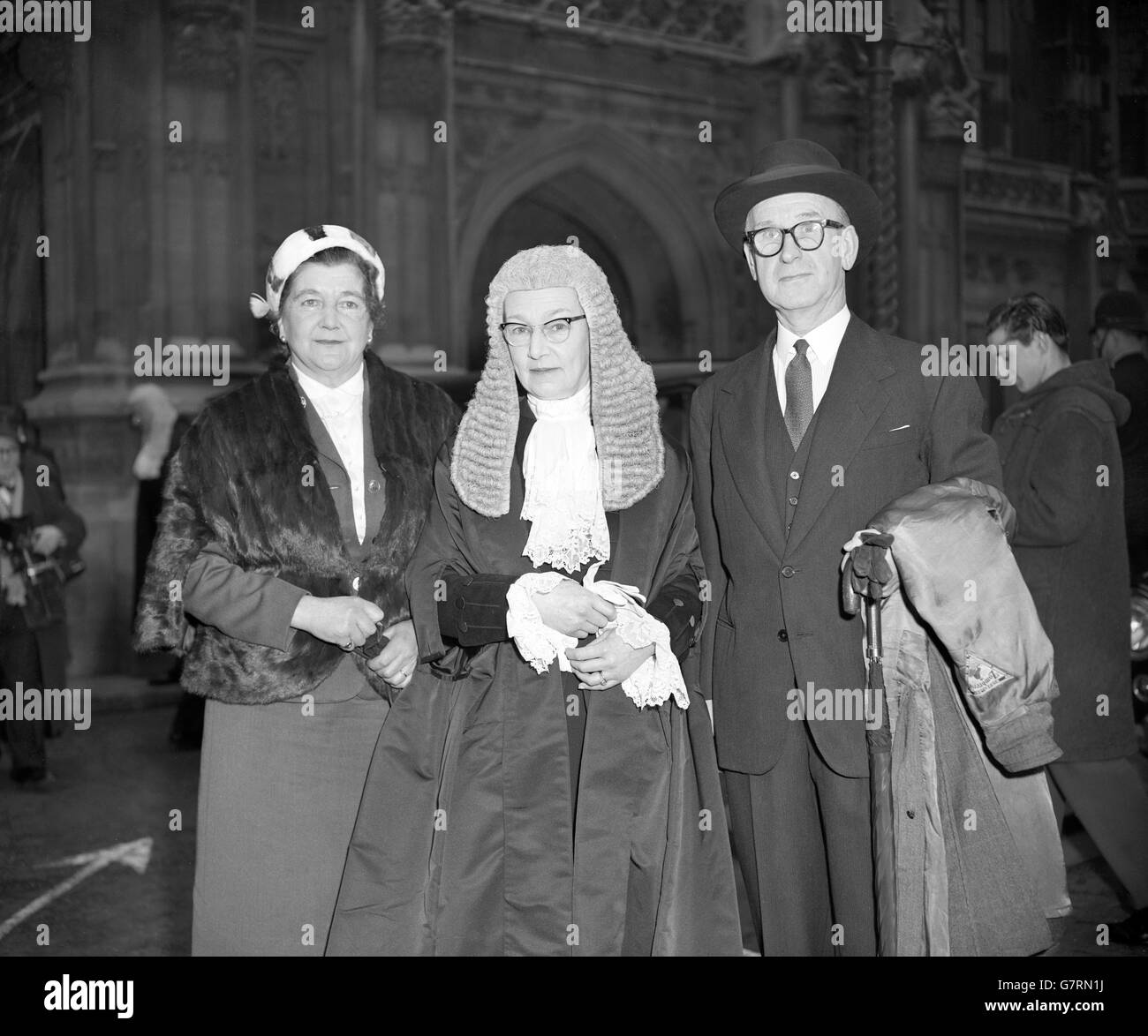 Elizabeth Kathleen Lane, QC, è stata raffigurata dopo aver partecipato alla cerimonia di giuramento presso la Camera dei Lord di Londra. La sig.ra Lane è una delle più note barrister di tribunali penali in Inghilterra. Fu chiamata per la prima volta al Bar nel 1940 ed è la moglie di Henry Jerrold Randall Lane (r), il barrister. La onorevole Lane è stata la prima donna a comparire in un appello per omicidio alla Camera dei Lord 14 anni fa. Ha sostenuto, senza successo, Leonard Holmes, un ex soldato accusato di aver ucciso sua moglie. Nella foto è raffigurata anche la signora John Swallow (l). Foto Stock