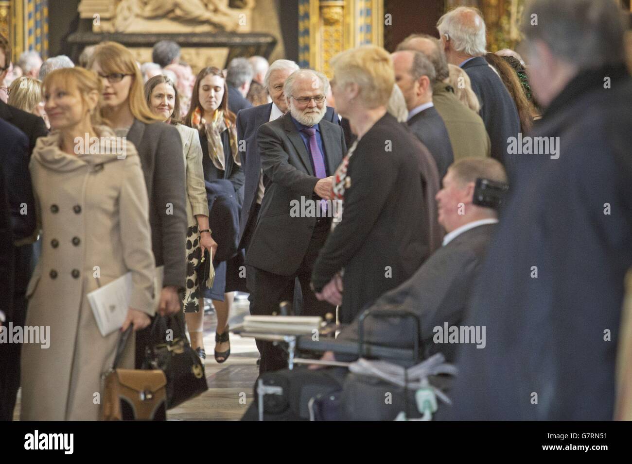 Michael Attendborough (centro) accoglie l'ospite dell'Abbazia di Westminster a Londra al servizio commemorativo di suo padre, Lord Richard Attendborough, morto l'anno scorso. Foto Stock