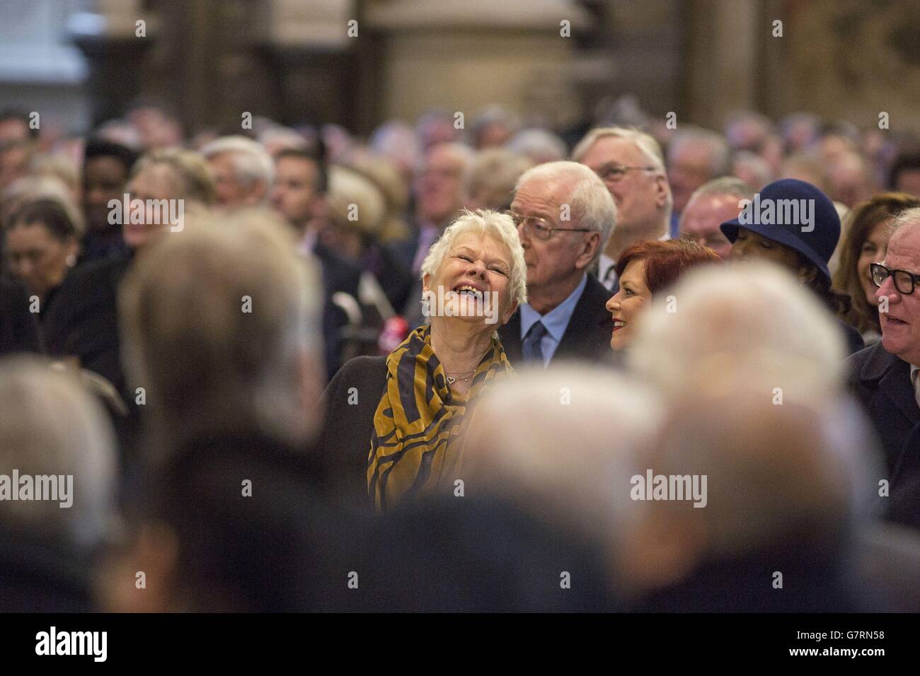 Dame Judi Dench (centro) ride mentre si trova di fronte a Sir Michael Caine presso l'Abbazia di Westminster a Londra durante il servizio memoriale di Lord Richard Attendborough, morto l'anno scorso. Foto Stock