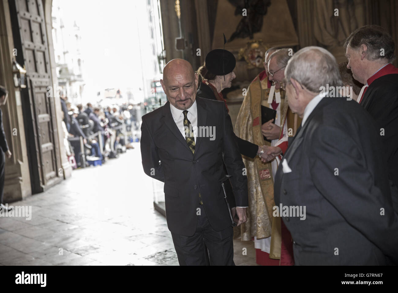 Sir ben Kingsley (a sinistra) arriva all'Abbazia di Westminster a Londra, davanti al servizio commemorativo di Lord Richard Attenborough, morto lo scorso anno. Foto Stock