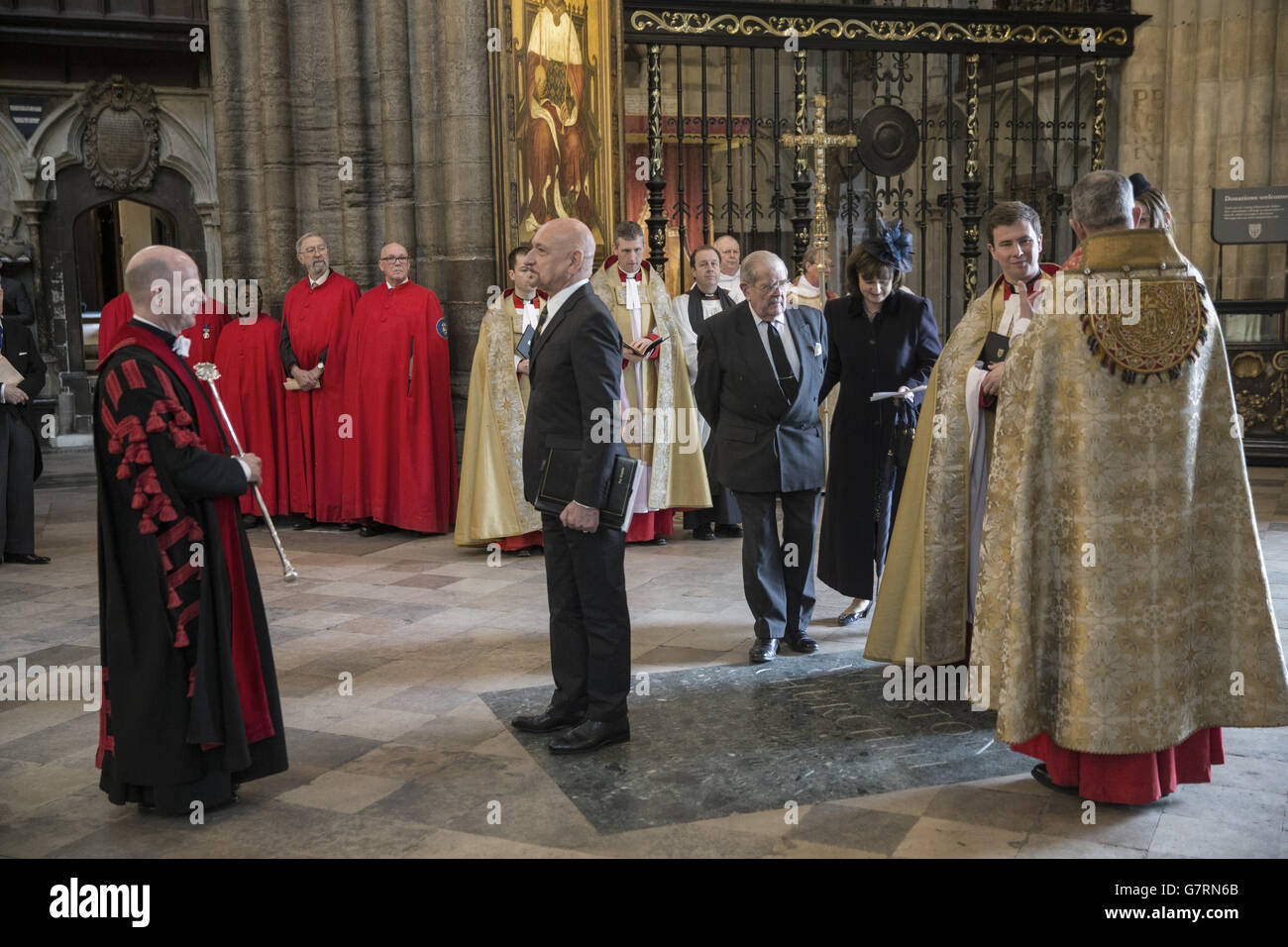 Sir ben Kingsley (centro) si presenta all'Abbazia di Westminster a Londra in vista del servizio commemorativo di Lord Richard Attenborough, morto lo scorso anno. Foto Stock