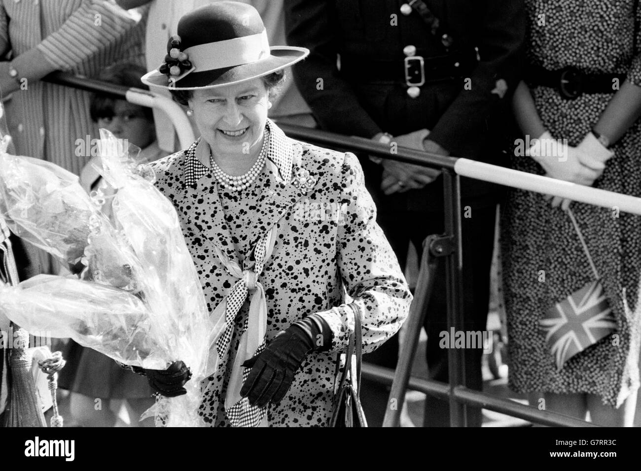 La regina Elisabetta II le presenta i fiori al RAF Gatow di Berlino. La Regina e il Duca di Edimburgo sono a Berlino per due giorni per partecipare alle celebrazioni del 750° anniversario della città. Foto Stock