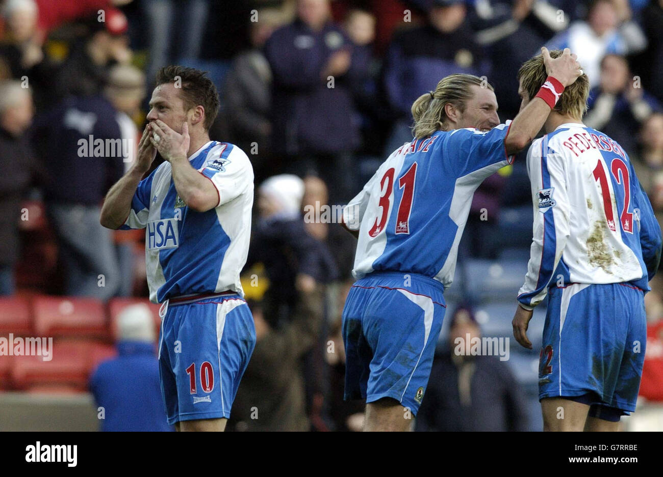 Paul Dickov (L) di Blackburn Rovers celebra il suo obiettivo con la squadra Compagni Robbie Savage e Morten Pedersen (R) Foto Stock