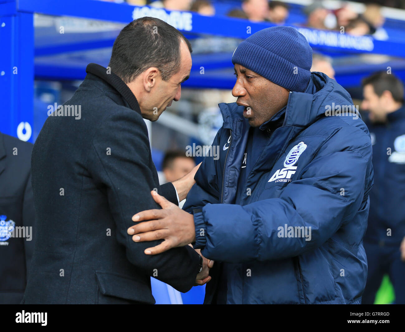 Queens Park Rangers Head Coach, Chris Ramsey (a destra) e il manager di Everton Roberto Martinez salutano prima della partita della Barclays Premier League a Loftus Road, Londra. Foto Stock