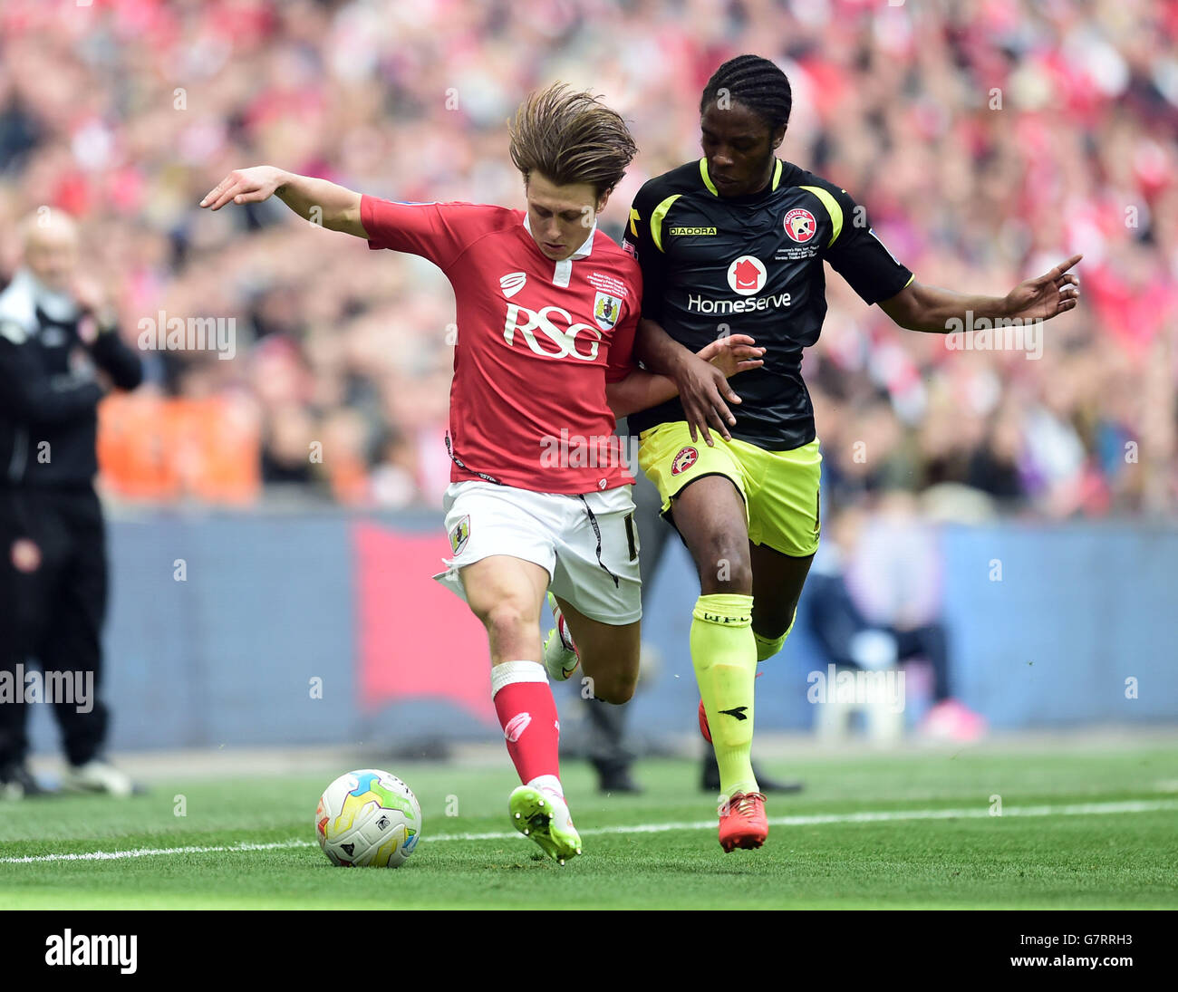 Calcio - Johnstone's Paint Trophy - finale - Bristol City / Walsall - Stadio di Wembley. Luke Freeman di Bristol City e Walsall's Romaine Sawyers (a destra) durante la finale del Trofeo di pittura di Johnstone al Wembley Stadium di Londra. Foto Stock