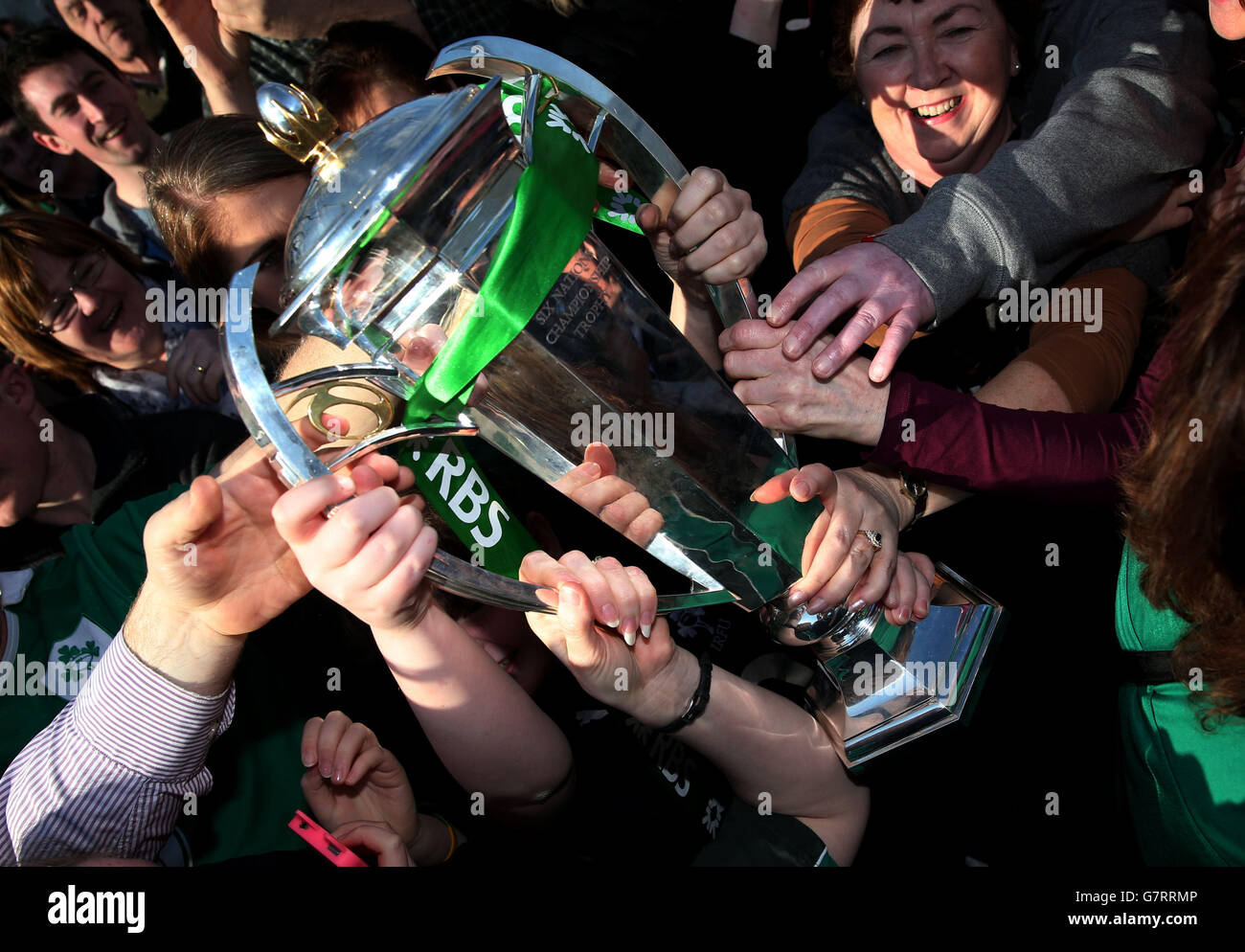 Rugby Union - 2015 RBS sei Nazioni - arrivo Irlanda - Aeroporto di Dublino. I tifosi irlandesi si aggiudicato il trofeo alle squadre che arrivano all'aeroporto di Dublino, in Irlanda. Foto Stock