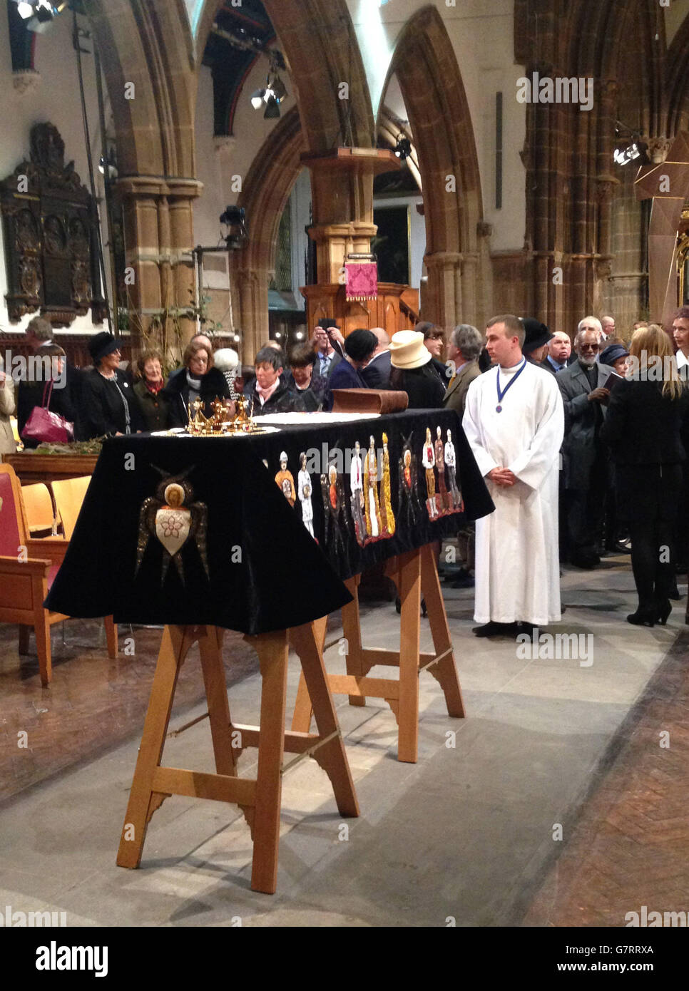 La bara di Re Riccardo III all'interno della Cattedrale di Leicester, dove sarà sepolto. Foto Stock