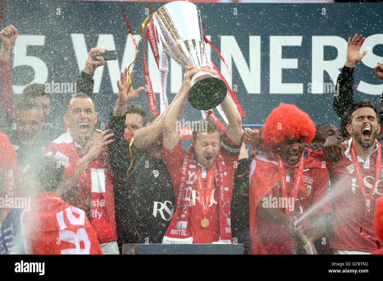 Bristol City celebra la vittoria nella finale del Johnstone's Paint Trophy Foto Stock