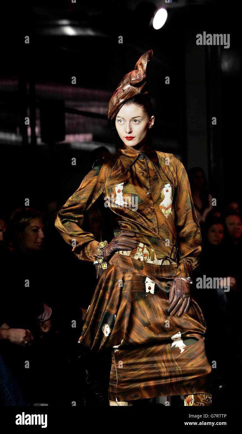 London Fashion Week Autunno/Inverno 2005/06 - basso & Brooke - BMW Westminster, Marsham Street. Un modello sulla pedana. Foto Stock