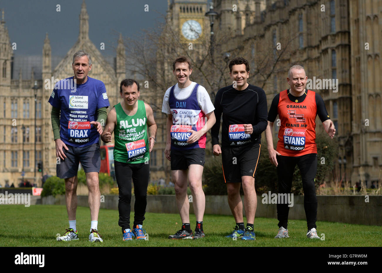 Cinque MP che corrono nella maratona di Londra (da sinistra a destra) Richard Drax, Conservative, South Dorset, Alun Cairns, Conservative, vale of Glamorgan, Dan Jarvis, Labor, Barnsley Central, Edward Timpson, Conservative, Crewe e Nantwich, e Graham Evans, Conservative, Weaver vale posate on College Green, Londra. Foto Stock