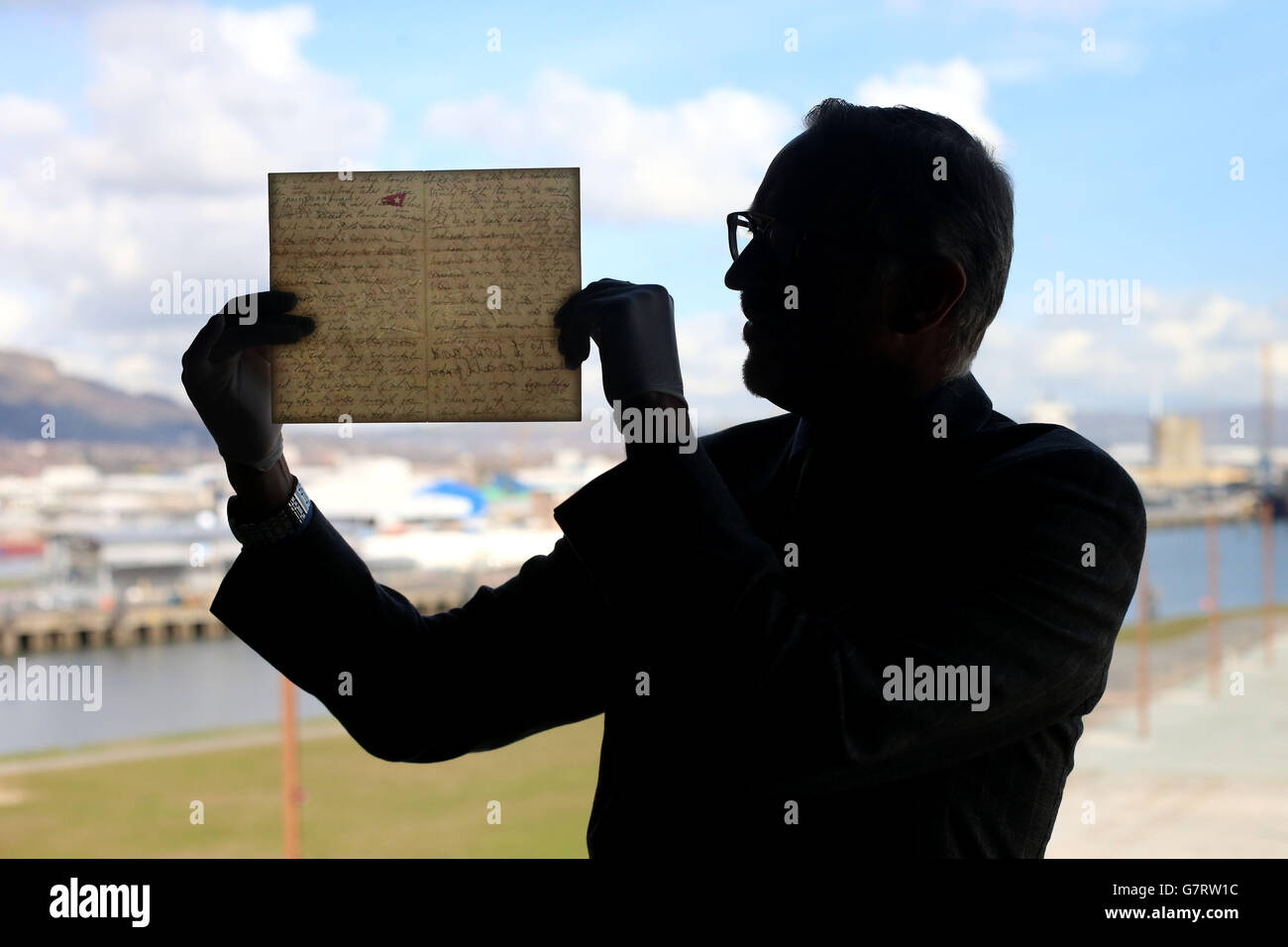 L'ultima lettera mai scritta a bordo del Titanic, che ha venduto all'asta recentemente per un record mondiale di &libbra;119,000, è ispezionato dal direttore generale del Titanic Belfast Tim Husband a Belfast. Foto Stock