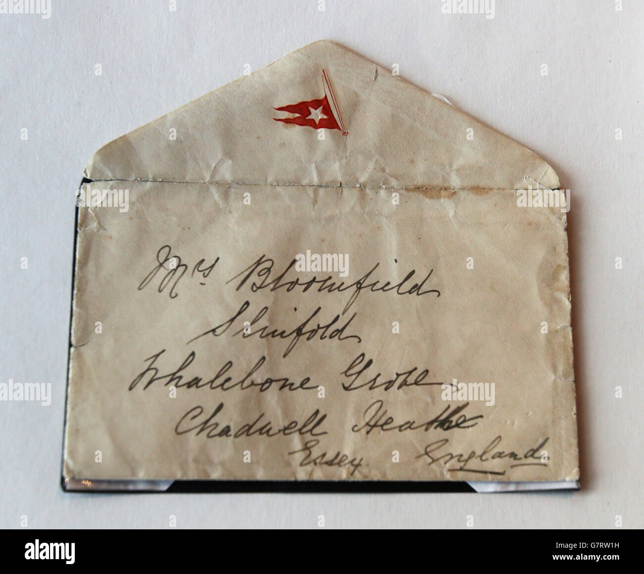 La busta dell'ultima lettera mai scritta a bordo del Titanic, che ha venduto all'asta recentemente per una somma record mondiale di &libbra;119,000, al Titanic Belfast. Foto Stock