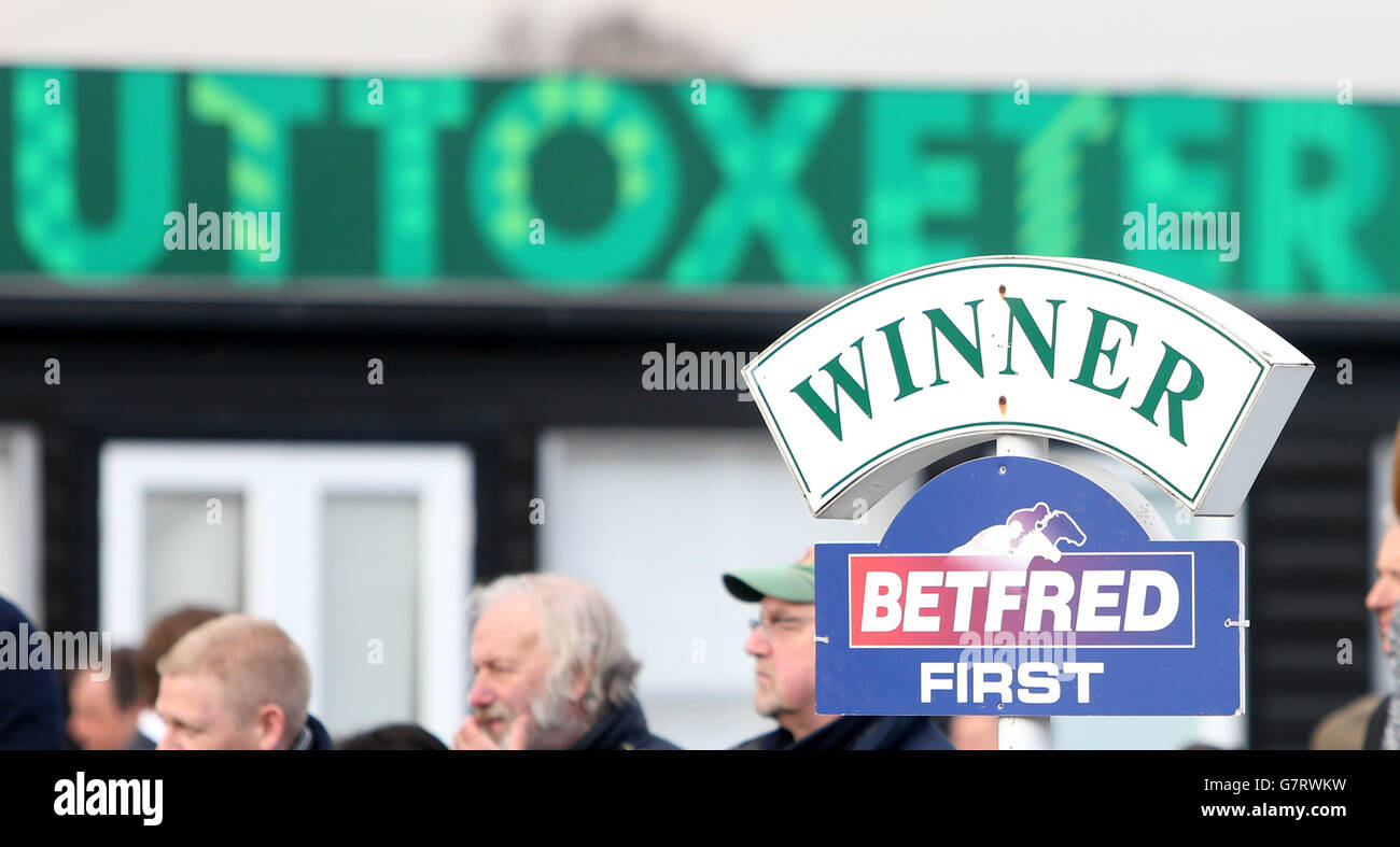 Una visione generale di Betfred scommesse pubblicità nella recinzione vincitori presso Uttoxeter Racecourse. PREMERE ASSOCIAZIONE foto. Data immagine: Sabato 14 marzo 2015. Vedi PA Story RACING Uttoxeter. Il credito fotografico dovrebbe essere: Simon Cooper/PA Wire. Foto Stock