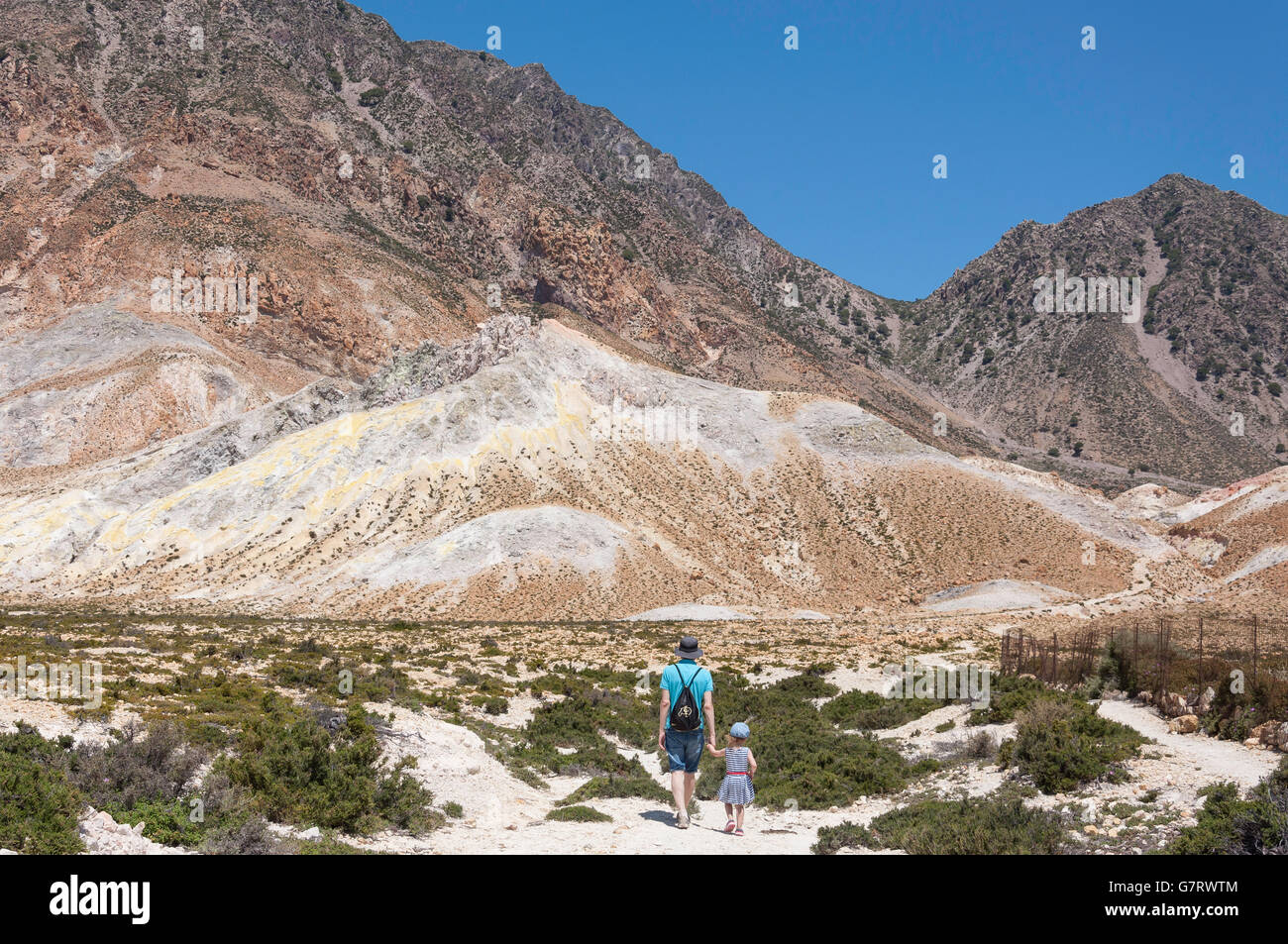 Padre e figlia camminare vicino a Stefanos cratere vulcanico, Nissiros (Nissiros), del Dodecaneso, Egeo Meridionale Regione, Grecia Foto Stock