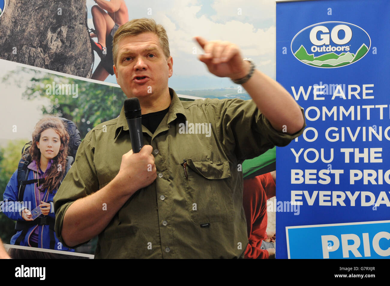 Il presentatore televisivo e l'esperto di sopravvivenza Ray Mears all'apertura del nuovo negozio GO Outdoor a Shrewsbury. Foto Stock