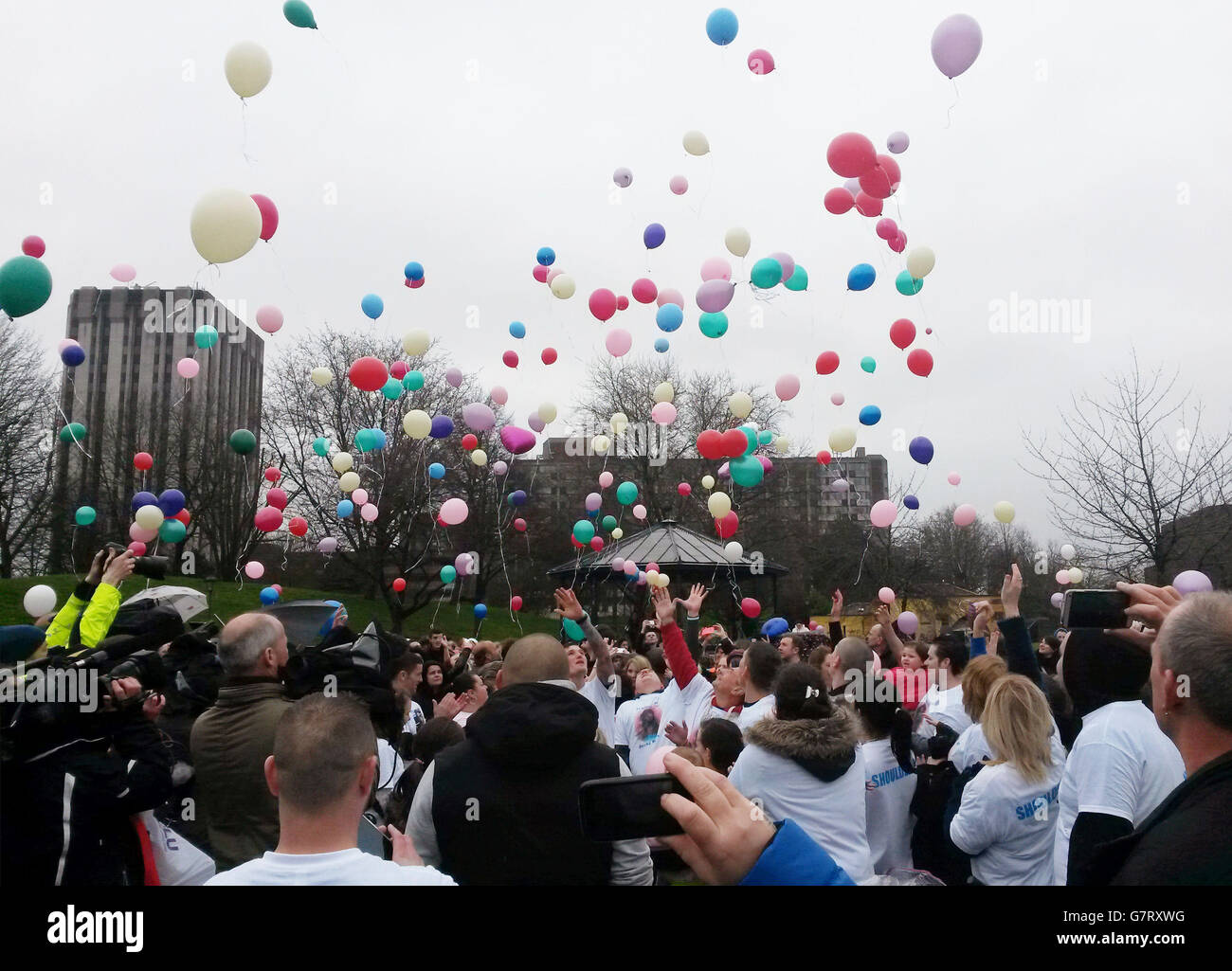 I palloncini sono rilasciati in memoria di Becky Watts, 16, assassinato, a Bristol come suo padre heartbroken ha detto ogni giorno è stato 'inferno assoluto' da quando è stata uccisa il mese scorso. Foto Stock